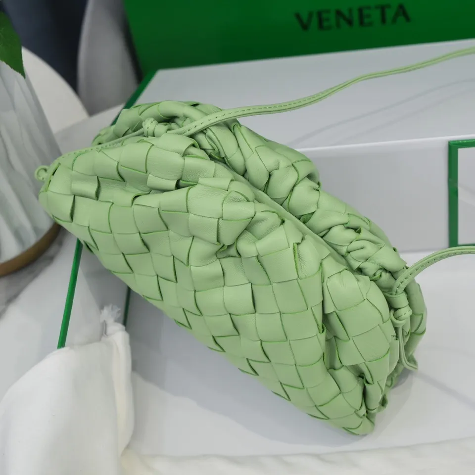 Batch 1260 large grid weaving The pouch cloud bag is the first series designed by former Celine designer Daniel Lee after joining BV. The upper body is extremely ecstatic ~ fashionable and classy ~ elegant and concise, lazy and intellectual size: 23*13*8 [Little Cloud Rough Weave#]